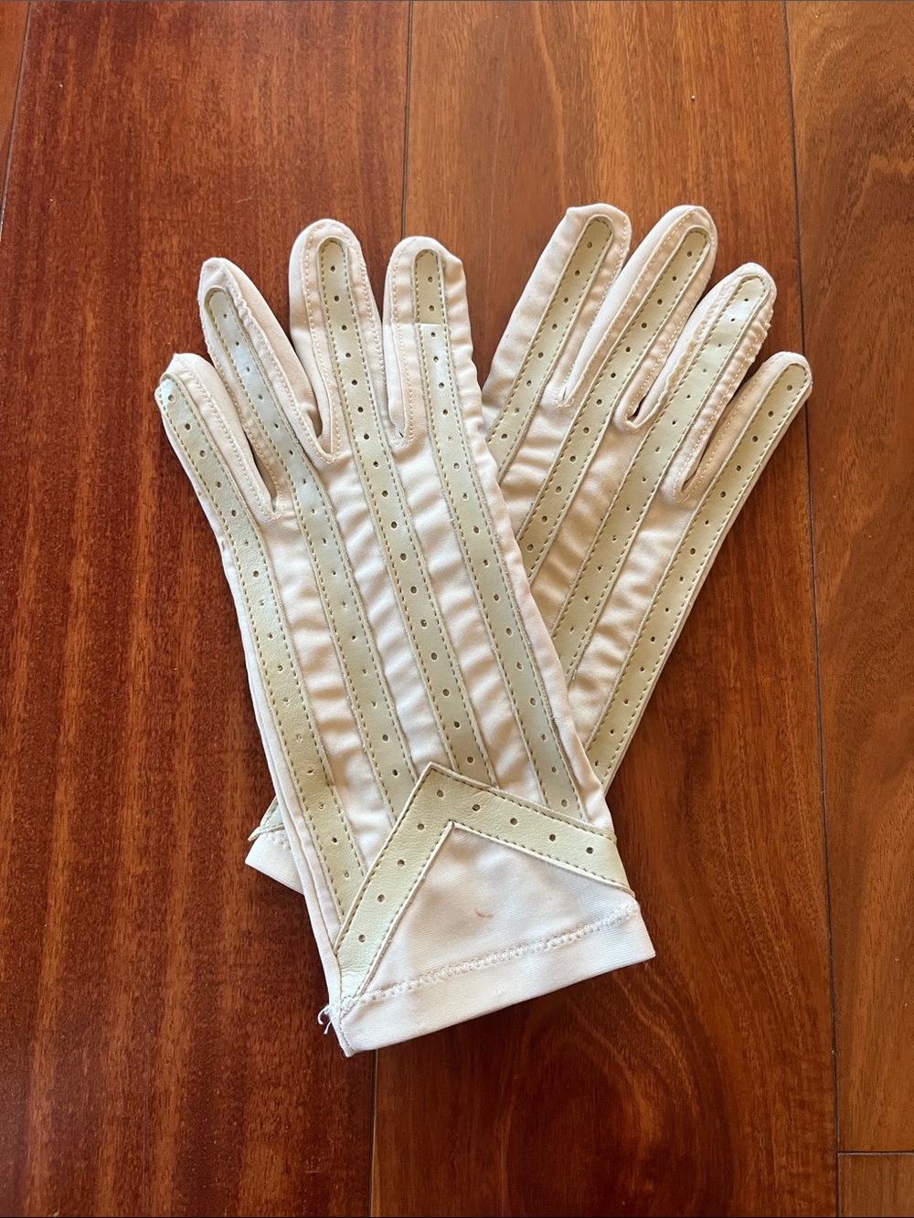 Vintage Classic Women's Cream Driving Gloves